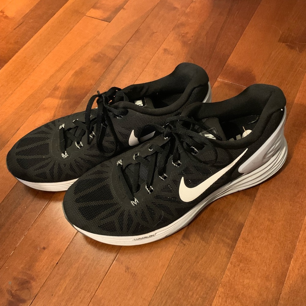 Black nike running shoes size 8.5